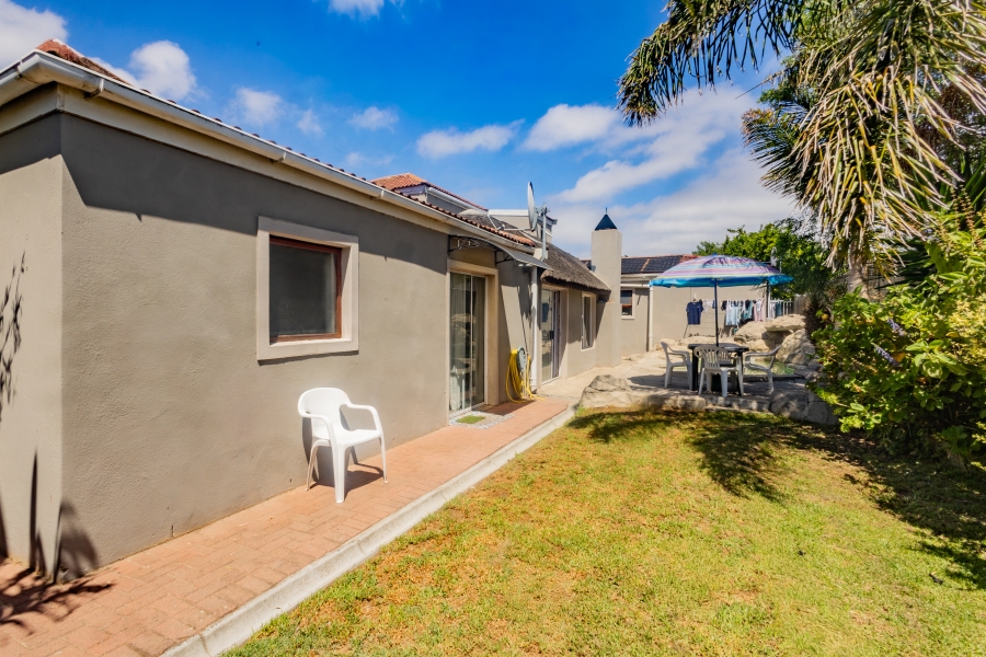 6 Bedroom Property for Sale in Uitzicht Western Cape